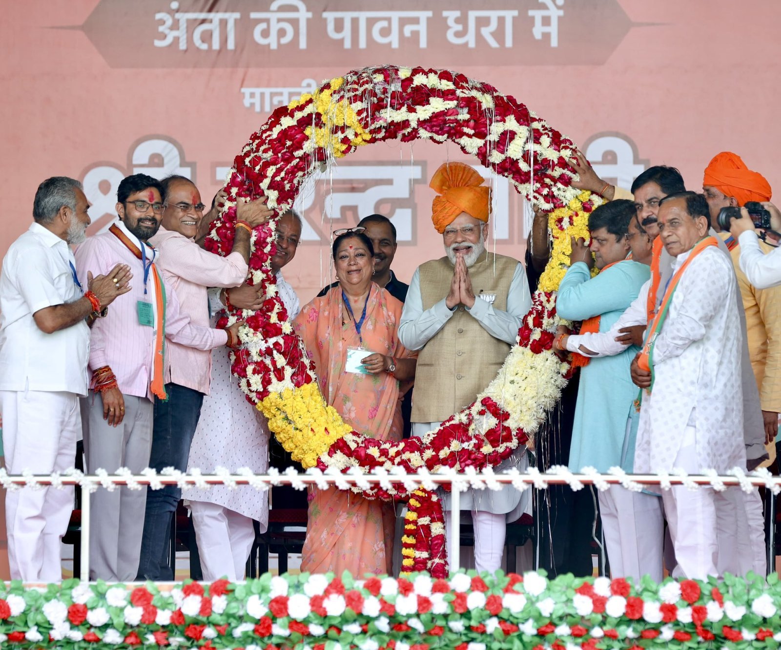 राजस्थान में चुनाव प्रचार के अंतिम चरण में मोदी और वसुंधरा एक मंच पर आए , सियासी गलियारों में अटकलें शुरू