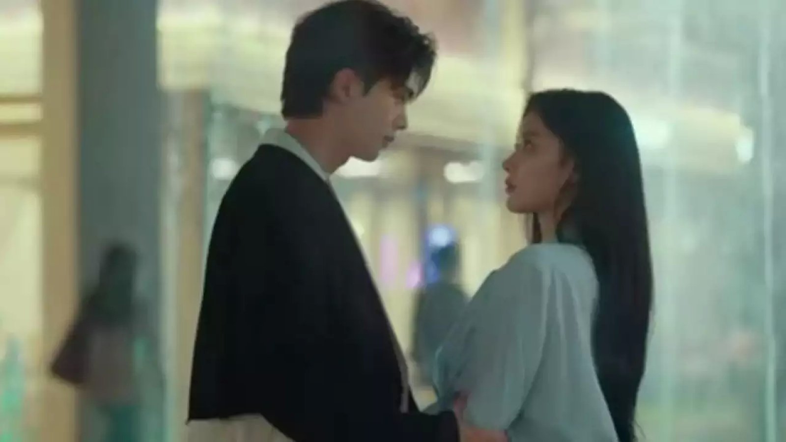 सॉन्ग कांग और किम यू जंग का रोमांस एक सप्ताह के लिए रुक गया क्योंकि प्रशंसकों ने खलनायक का पर्दाफाश किया