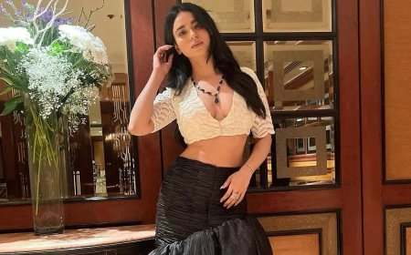 फिल्मफेयर ओटीटी अवार्ड्स 2023 में सौंदर्या शर्मा ने अपने शानदार औटफिट्स में जलवा बिखेरा