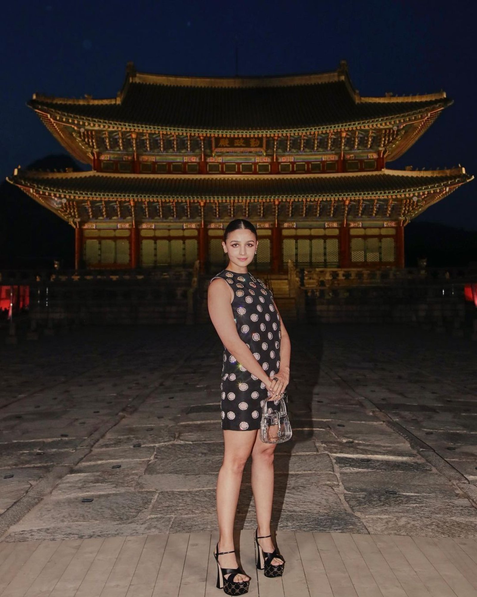 बॉलीवुड डीवाज़ स्लीक पुल्ड-बैक हेयरस्टाइल अपना रही हैं