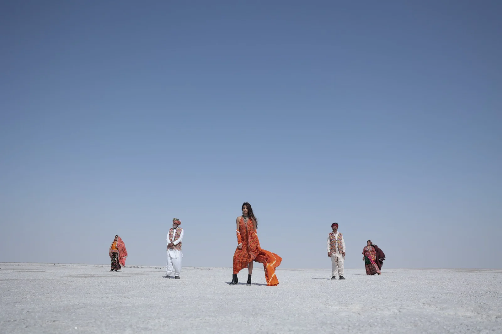 ग्लैमर से जगमगाया कच्छ का रण: रण उत्सव में फेमिना मिस इंडिया की खूबसूरती