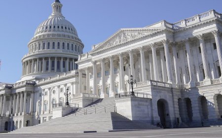 मूडीज़ ने अमेरिकी क्रेडिट रेटिंग को घटाकर 'नकारात्मक' कर दिया है, जिससे वाशिंगटन नाराज़ है