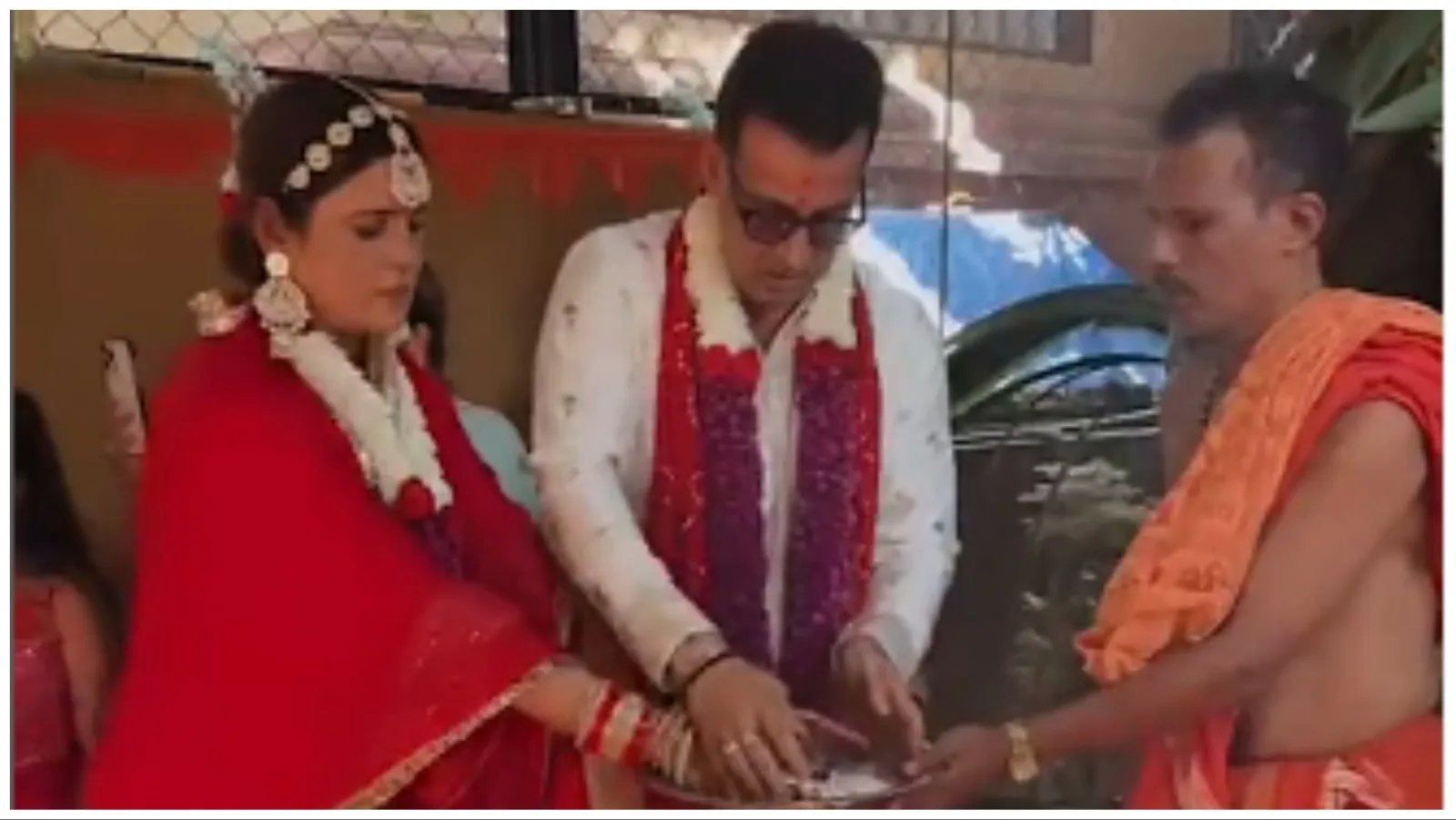 रोनित रॉय ने 58 साल की उम्र में पत्नी नीलम से दोबारा शादी की, एक प्यारे से चुंबन के साथ शादी पक्की की