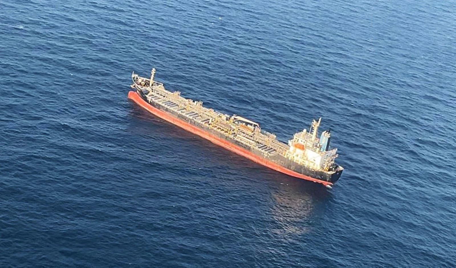 आईएनएस चेन्नई सोमालिया तट के पास अपहृत जहाज की ओर बढ़ रहा है