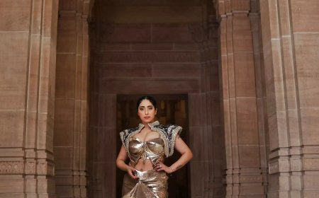 गोल्डन शिमरी स्लिट आउटफिट में NEHA BHASIN ने किया कमाल, लोगों का जीता दिल!